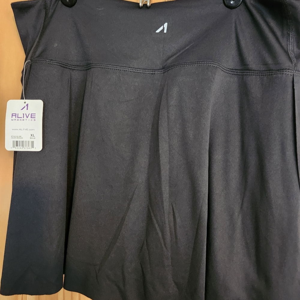 ALIVE MAGNETICS, Women's New Black Skort, Size XL.